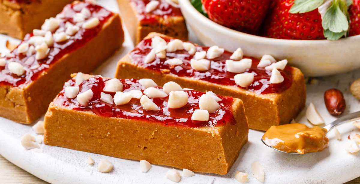 No Bake Peanut Butter and Jelly Protein Bars (ERMAHGERD!) Healthy