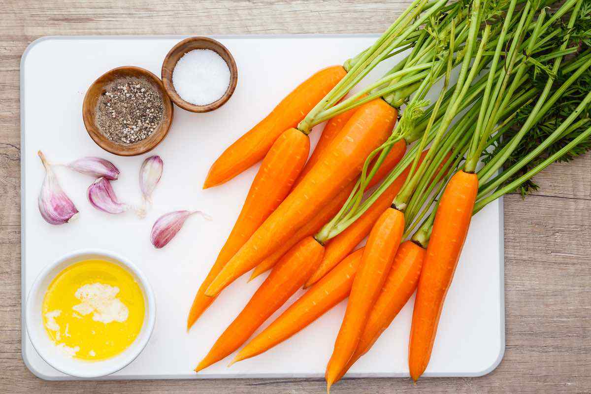 Easy Sheet Pan Garlic Roasted Carrots